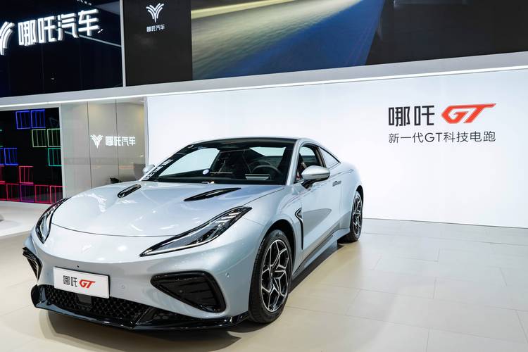 深圳200哪吒汽车在智能汽车领域的表现，领途汽车在新能源汽车市场中的影响力